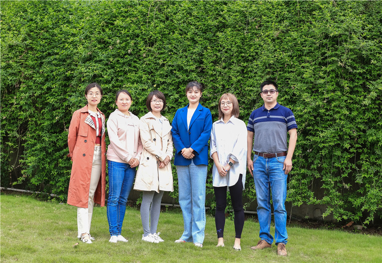 1622170282188553.jpg 十班 左起:鐘莉 樊智 雷旭 何春苗 許瓊丹 任小江.jpg